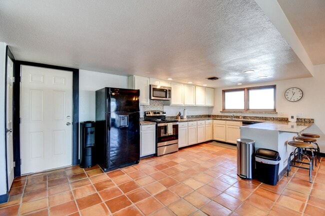 Building Photo - Paradise Palms – No neighbors behind you – Pool – Remodeled – Furnished