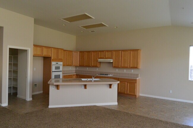 Building Photo - 4 Bedroom 2.5 Bathroom in SW Visalia!!