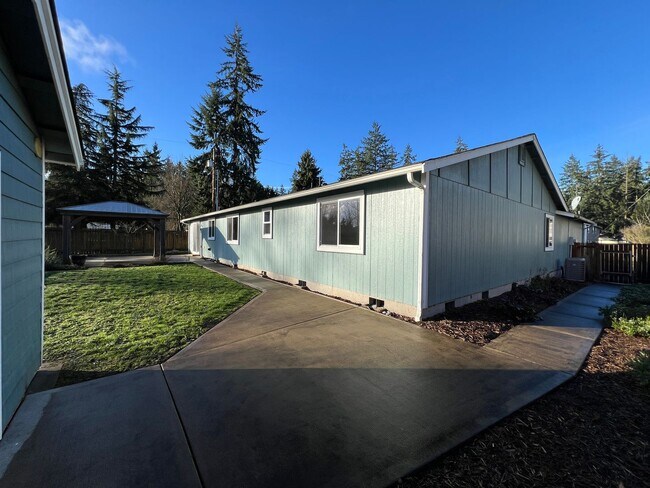 Building Photo - Price Drop to 3250!-Exceptional 2200 sq ft Three Bedroom 2 Bath Rambler in Fed Way - with A/C