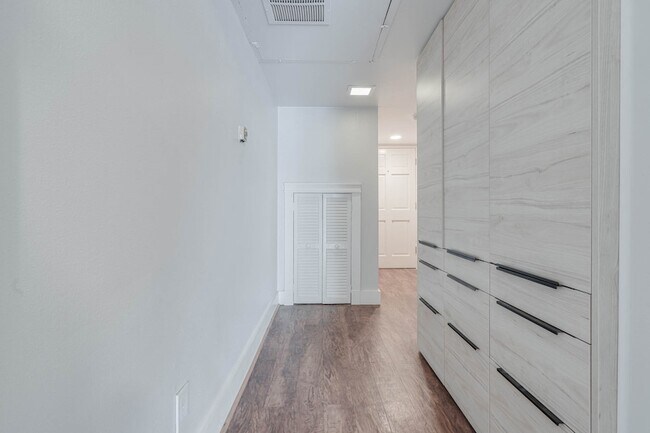 Building Photo - 384 N Post Oak Ln