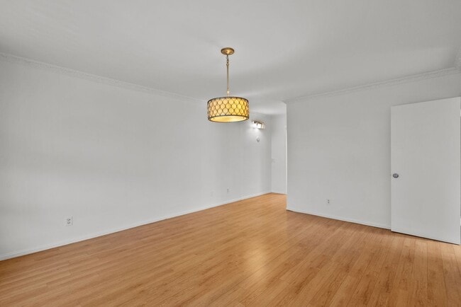 Building Photo - 5282 Lindley Ave