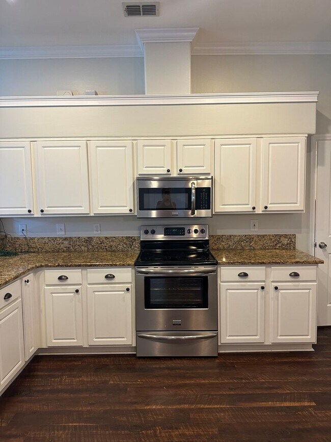Building Photo - Gorgeous 3 Bedroom 2 Bath home in Piney Z ...