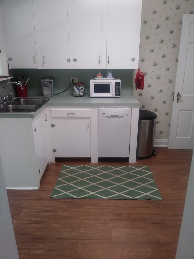 Kitchen - Keurig, Dishwasher and Microwave. - 1423 Bronough N St