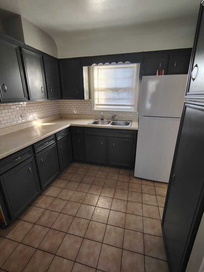 Building Photo - 2407 Custer Ave