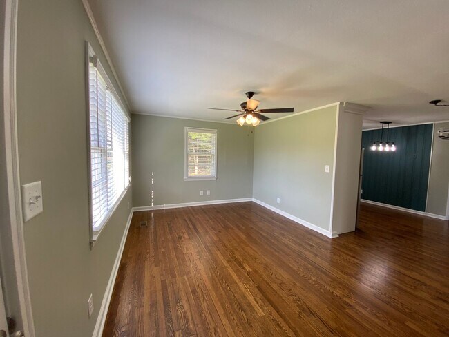 Building Photo - Adorable and Updated 3BR, 2BA Brick Ranch in the heart of Martinez!