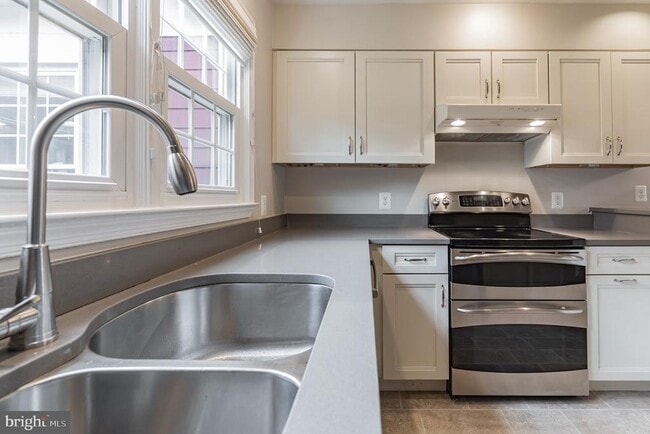 Building Photo - 2817 S Woodrow St