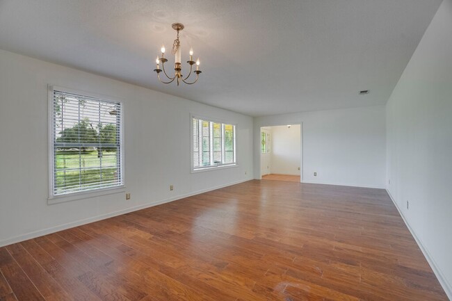 Building Photo - 506 E Palm Valley Blvd