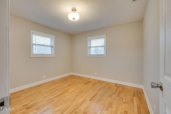 Building Photo - 336 W Ln St