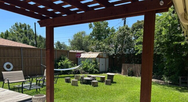 Building Photo - Walk to Campus from This Spacious 3BR/2BA Home (Room for Rent)