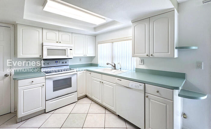 Building Photo - 3509 Kingsbury Dr