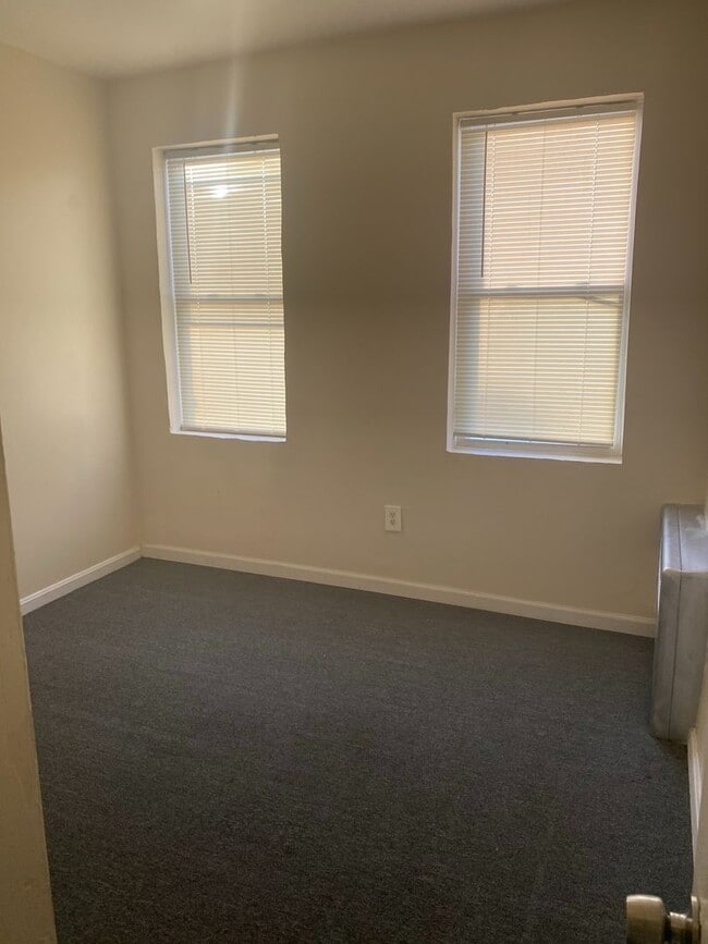 Building Photo - Spacious Rooms! W/D! Available Now!