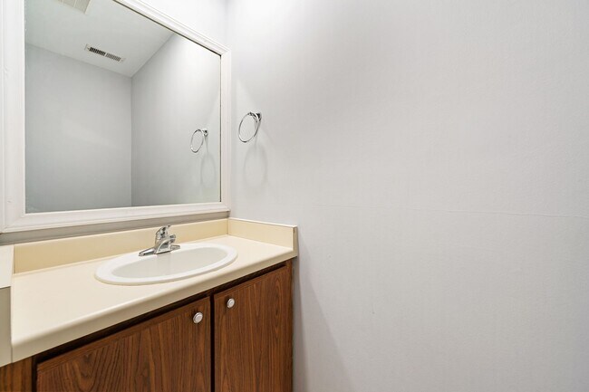 Building Photo - Spacious 3-Level Townhome Minutes from Dow...