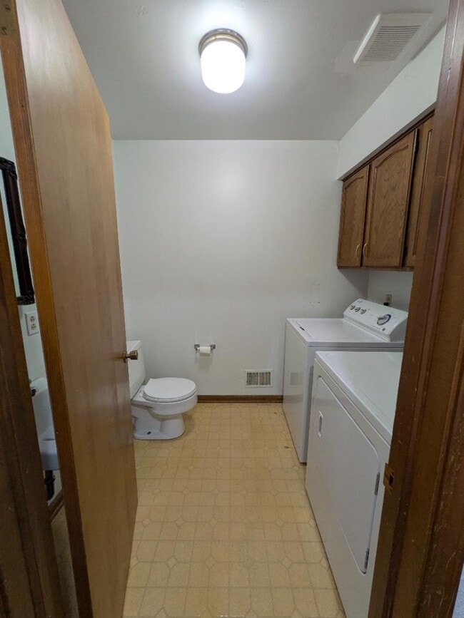 Building Photo - 5435 Glenridge Dr