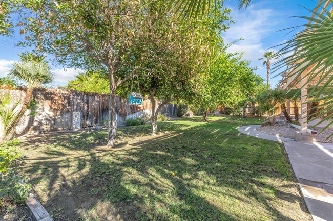Building Photo - 44295 Las Vistas Dr
