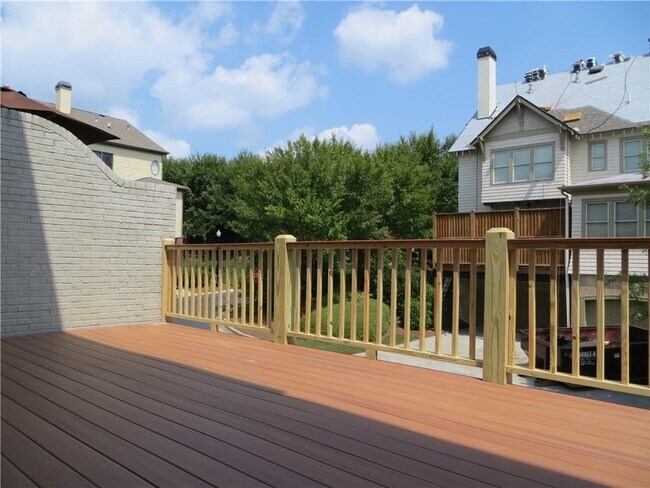 Building Photo - 131 W Ridge Way