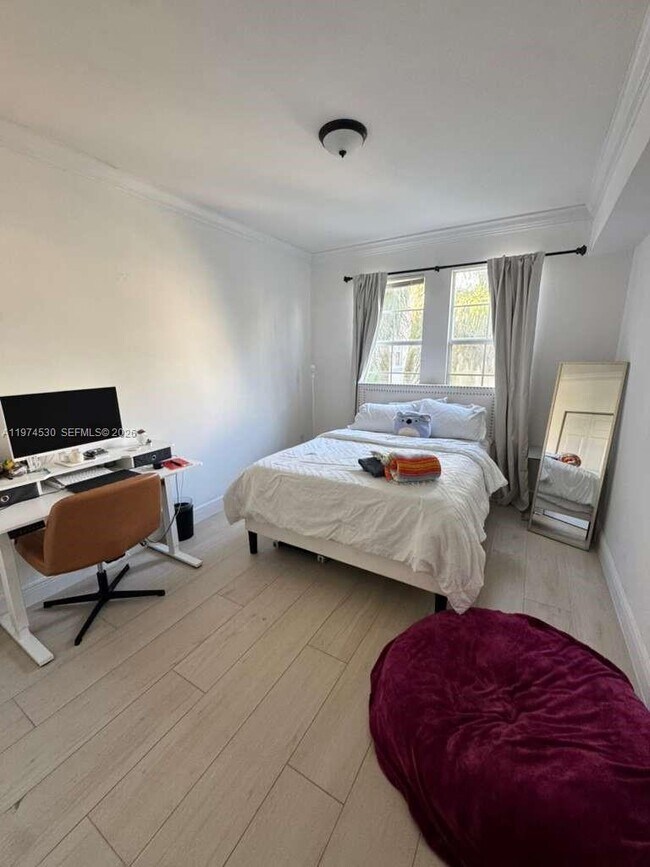 Building Photo - 533 NE 3rd Ave