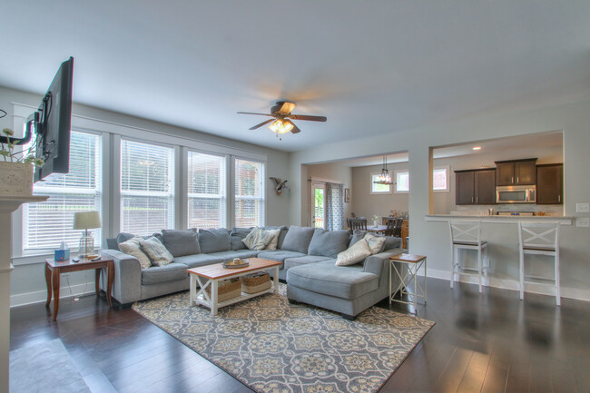Building Photo - 1113 Camden Cir