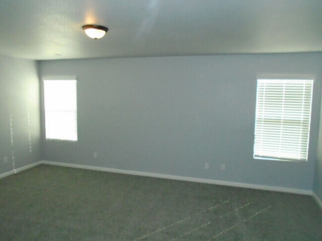 Building Photo - BEAUTIFUL WHITNEY OAKS HOME WITH 3+ BEDROOMS, 3 FULL BATHS, & 2 CAR GARAGE!