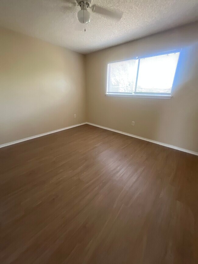 Building Photo - Beautiful 3 bedroom townhome! Master downstairs Large living room, wet bar, Garage! Coming soon i...