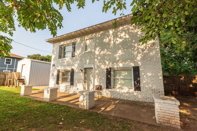 Building Photo - N Rosedale Ave Duplex