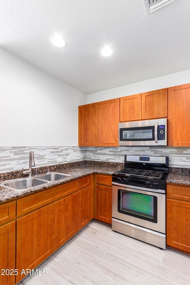 Building Photo - 17 W Vernon Ave