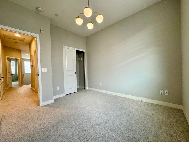 Building Photo - 4 bedroom, 4 bath Beautiful Downey Townhom...