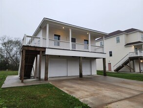 Building Photo - 6202 White Oak Dr
