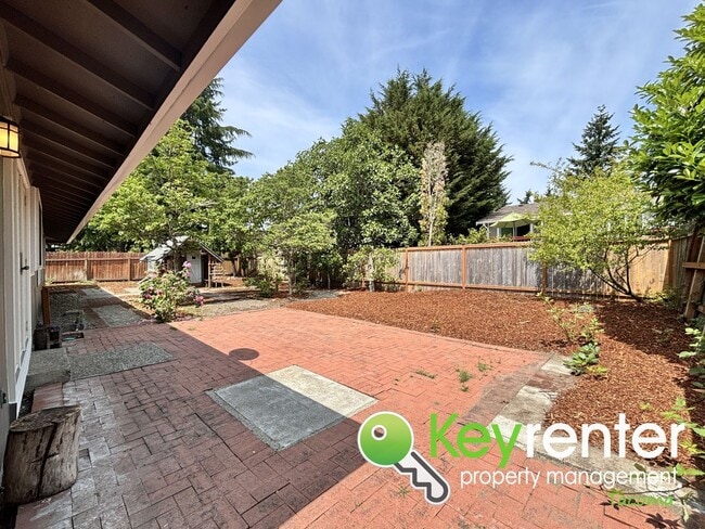 Building Photo - Stylishly Updated Lakewood Home in Seclude...
