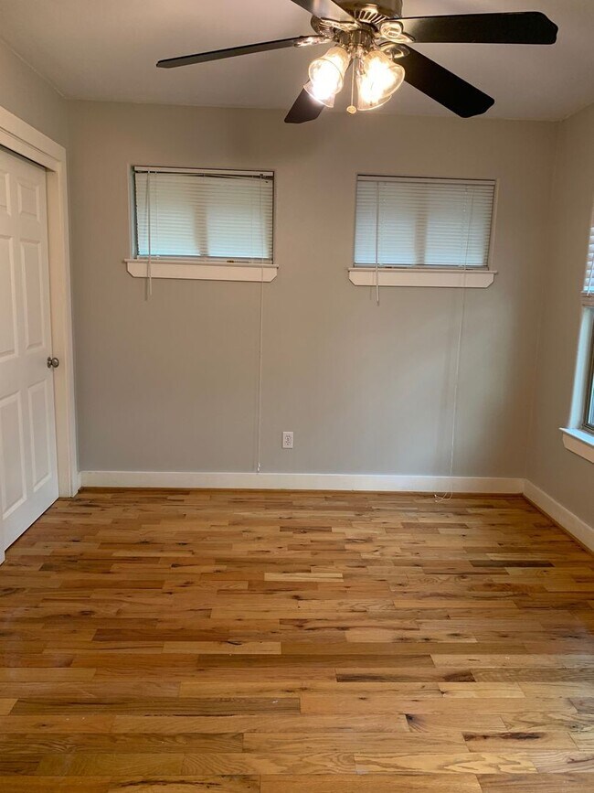 Building Photo - 3207 Hampton Rd