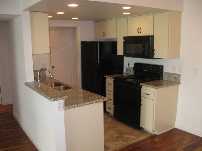 Building Photo - 8530 Holloway Dr