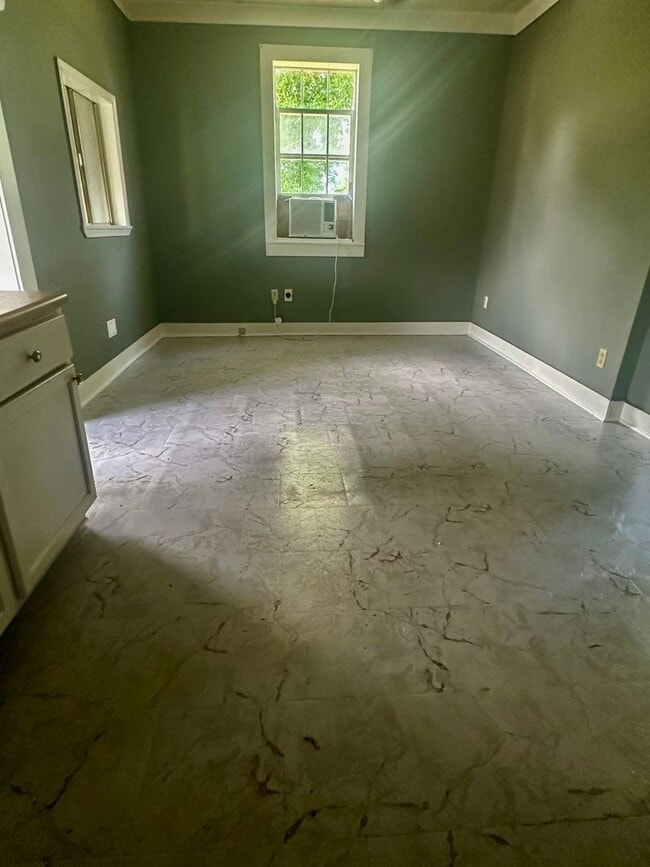 Building Photo - 1 bedroom, 1 bathroom Home Available in Br...