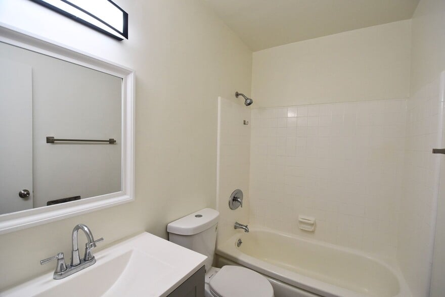 Building Photo - 10843 Kling St