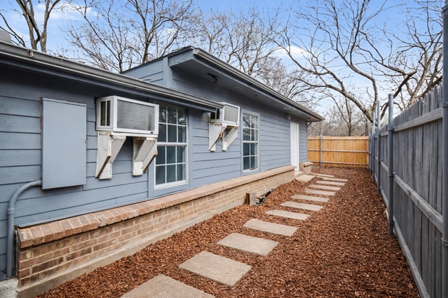 Building Photo - Affordable spacious 3bed/1bath unit!