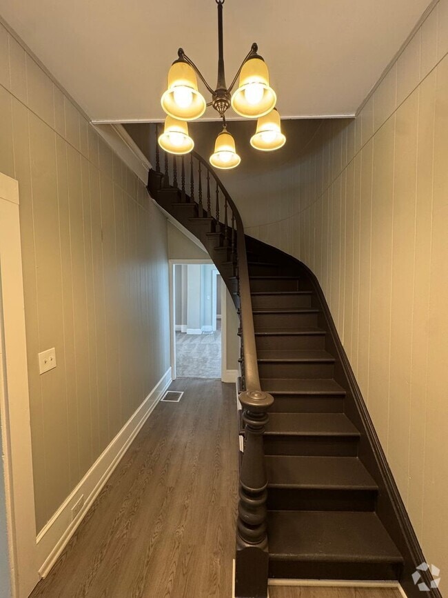 Building Photo - Spacious Four Bedroom House Close to Downt...