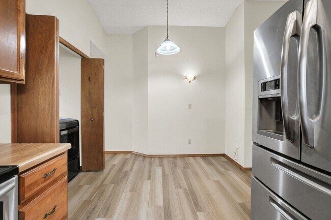 Building Photo - 6376 Chantilly Pl