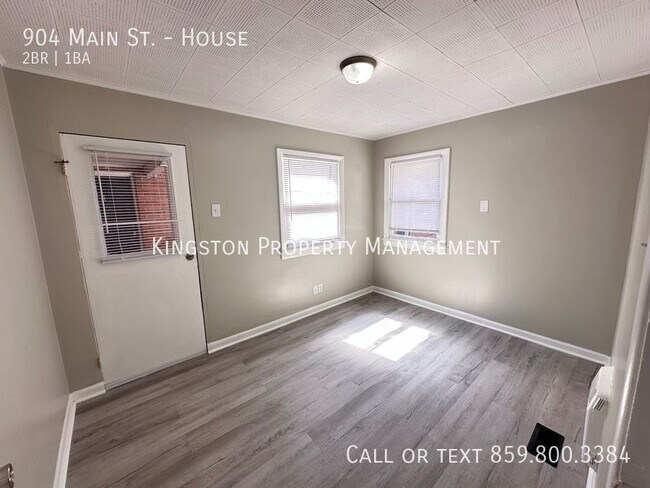 Building Photo - 904 Main St