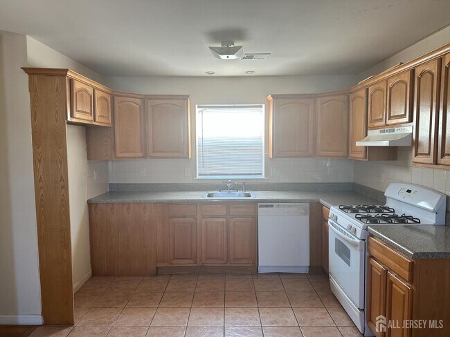 Building Photo - 663 S Park St