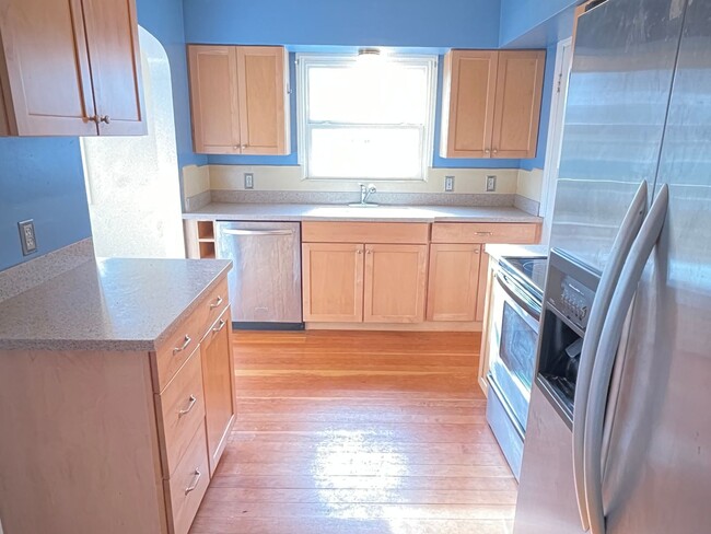 Building Photo - Concordia 3 bedroom, 1 1/2 bath house with...