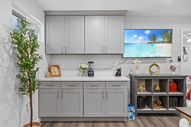 Building Photo - 10983 Parkdale Ave