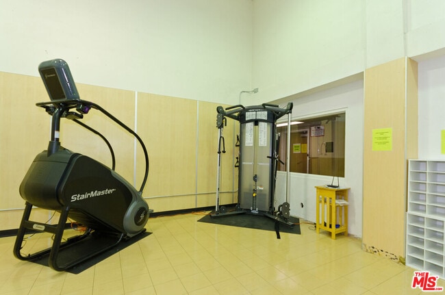 Building Photo - 10982 Roebling Ave