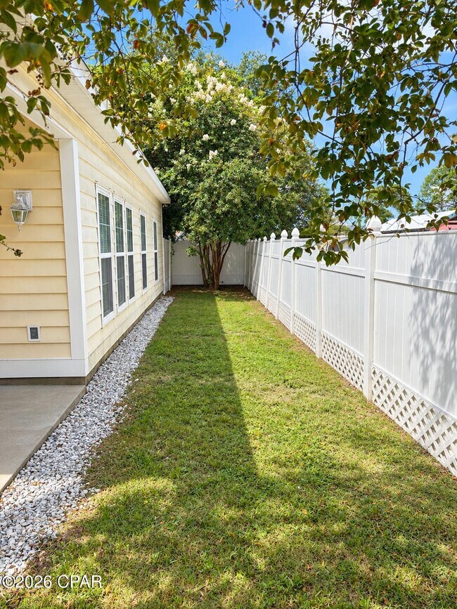 Building Photo - 9010 Polly Ave