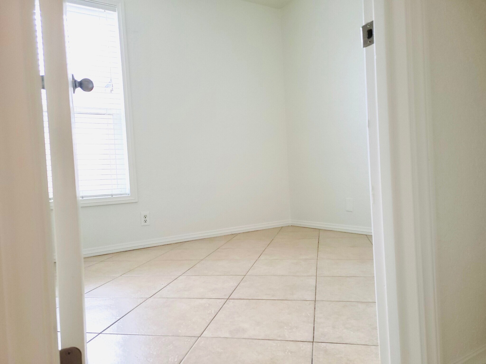 Building Photo - 261 Cottonwood Dr