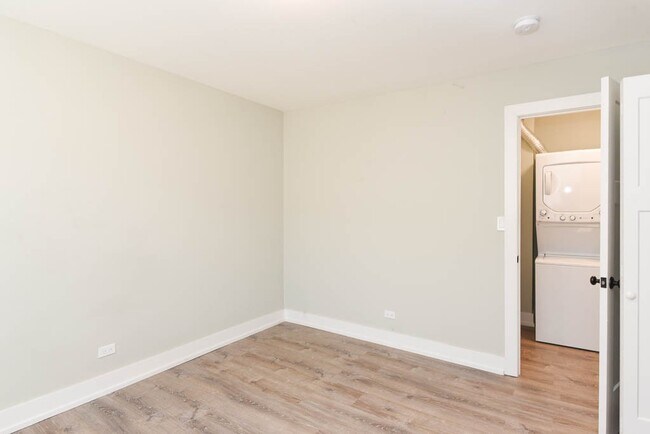 Building Photo - 447 W Surf St