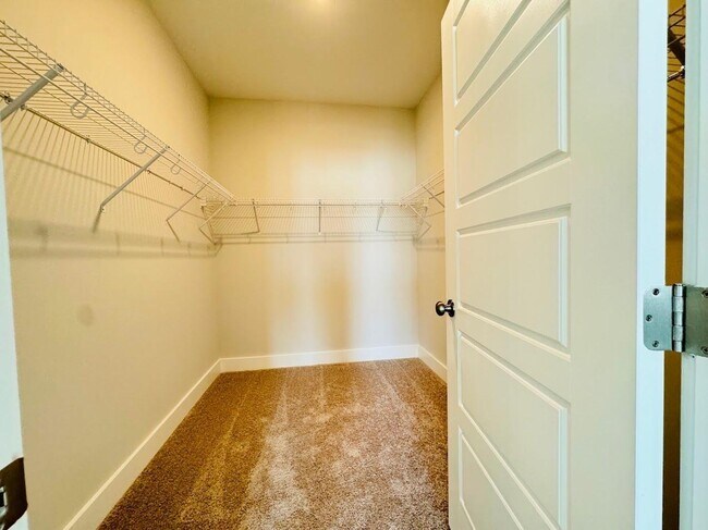 Building Photo - 4 bedroom End Unit Townhome in Wendell Fall
