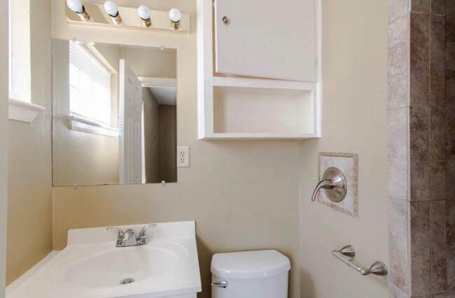 Building Photo - 830 E Linda Dr