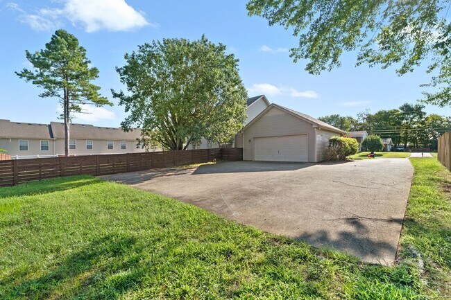 Building Photo - Pet Friendly Three Bedroom in Sango!