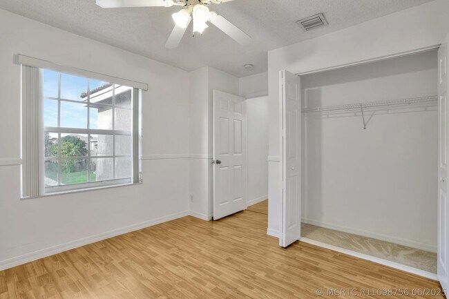 Building Photo - 4066 Cresent Creek St