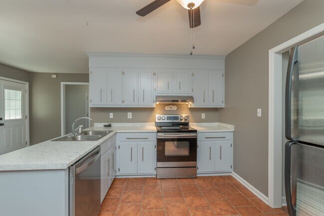 Building Photo - Fully Updated 3BR/2BA in Martinez – Vaulted Ceilings, Stone Fireplace & Fenced Yard!