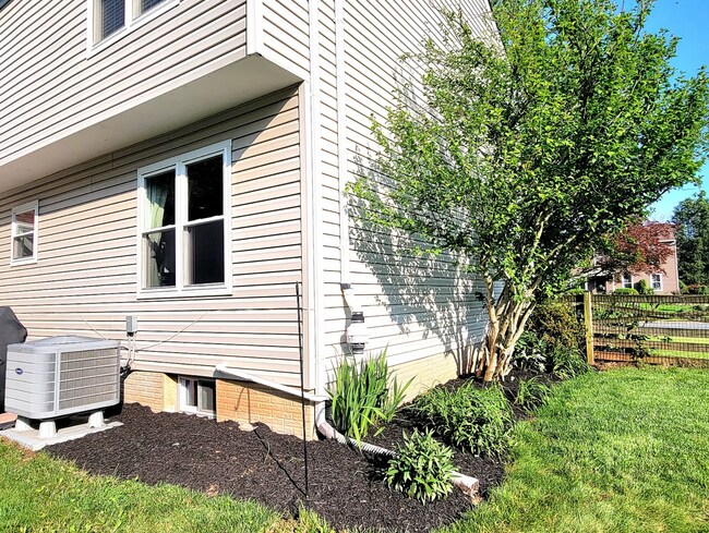 Building Photo - 10149 Yorktown Dr