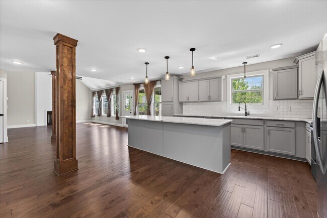 Building Photo - Pet Friendly Three Bedroom!